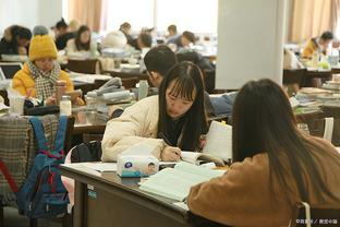 神采依旧！伊布社媒晒自己踢野球视频并上演脚后跟射门